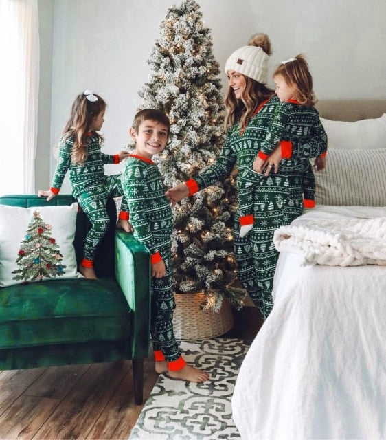 christmas-green-and-white-pajamas-sleepwear-parents-kids-wickedyo 1a